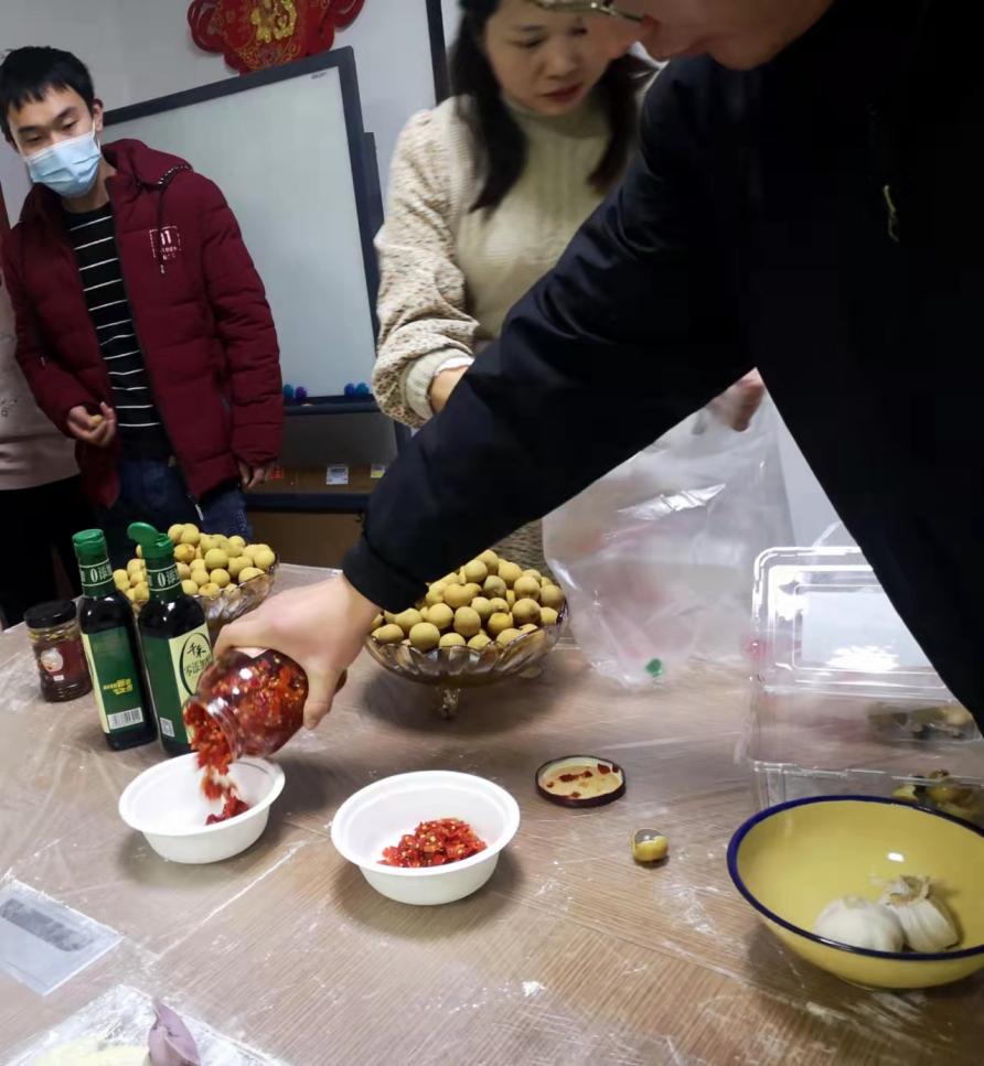庆冬至  包饺子