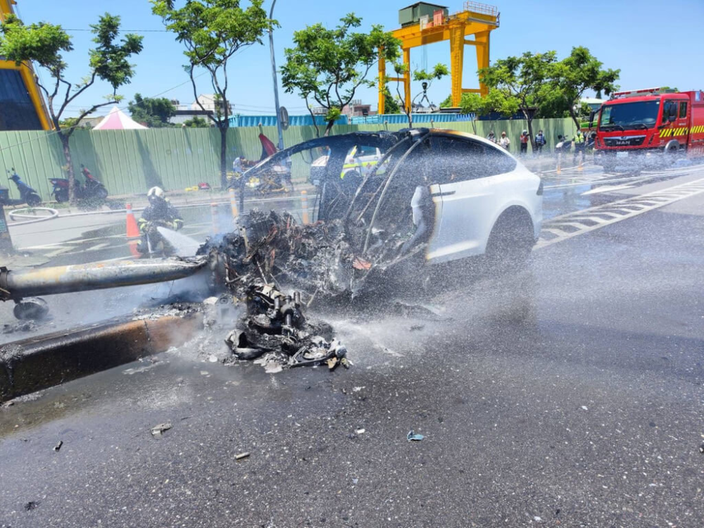 车祸电池未爆燃，林志颖得以逃出生天，家属：百万感谢援助者
