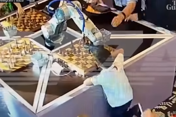 机器人竟折断9岁男孩手指！人工智能还值得信任吗？