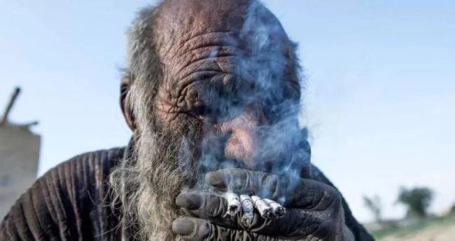 啥?居然能60年没洗澡！全世界最脏的人被迫洗澡后去世