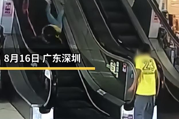熊孩子关停扶梯，致使女孩摔倒翻滚，还鼓掌叫好？